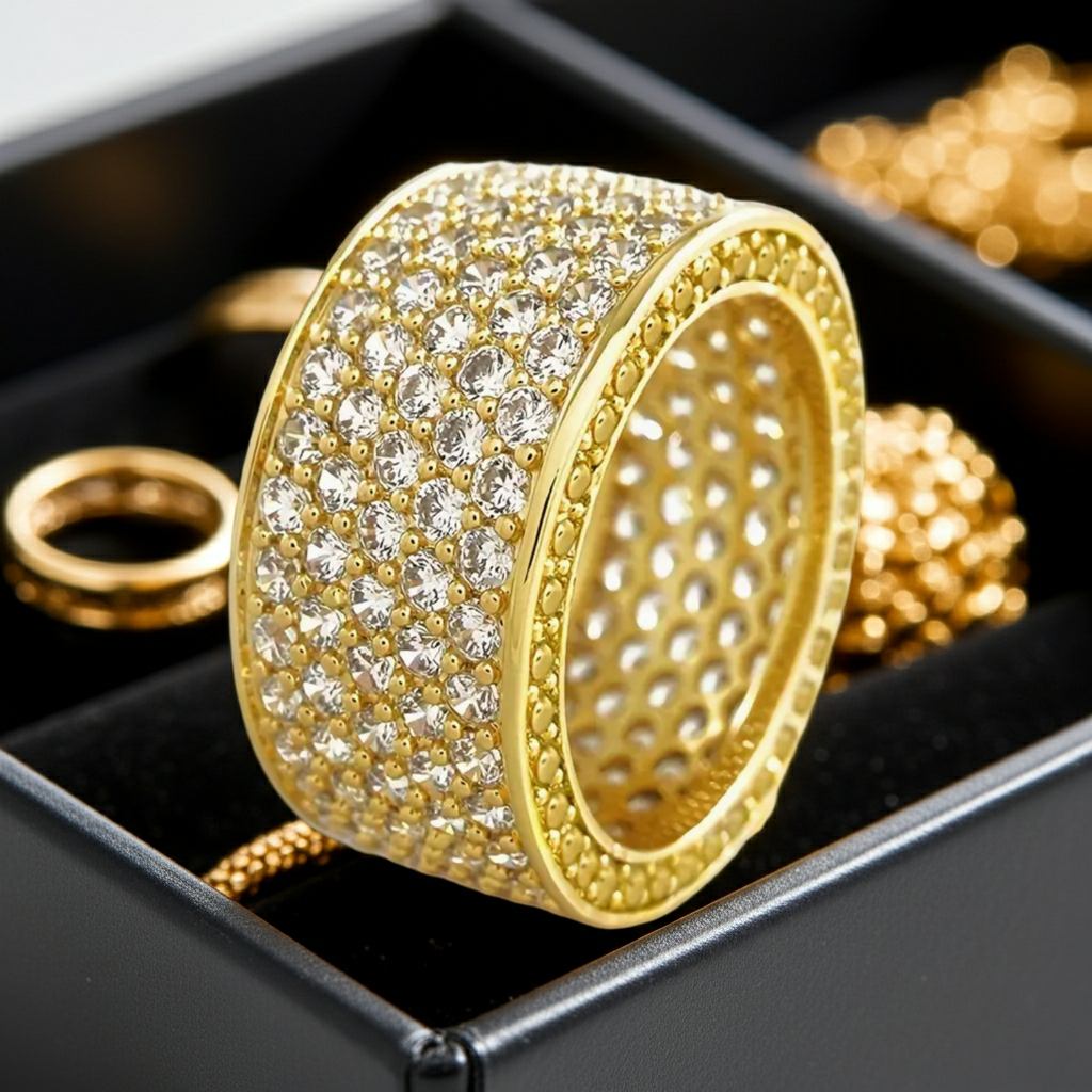 Modisch TOP!  Zirkonia-Ring in Goldbeschichtung mit Zirkonia-Steinen 1 cm Breite