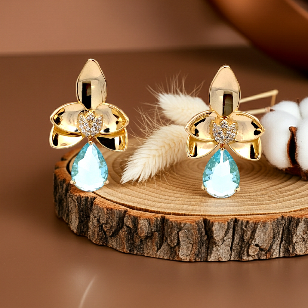 Ralf Scharrer meets Vinczenza!  exklusive Ohrringe Silber gelbvergoldet mit großem weißem Zirkonia-Stein und einem hellblauen tropfenförmigen Zirkonia.-Stein